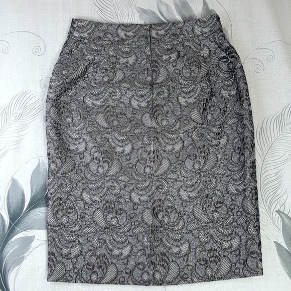 ANN TAYLOR Med Floral Silver Pencil Skirt - Picture 4 of 9